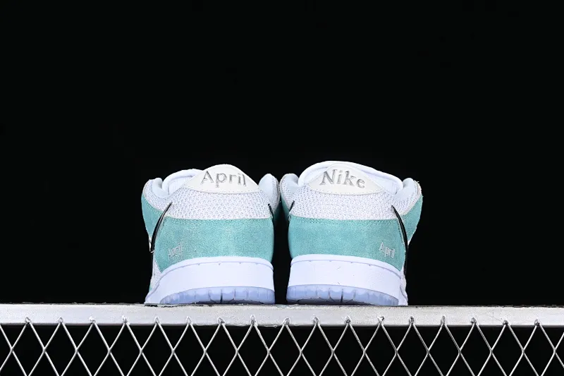 All categories Nk SB Dunk Series Nk SB Dunk Low low-top sneakers F version April Skateboards x Nk SB Dunk Low joint model Frozen Rose SB smashed backboard fashion casual sneakers FD2562-400